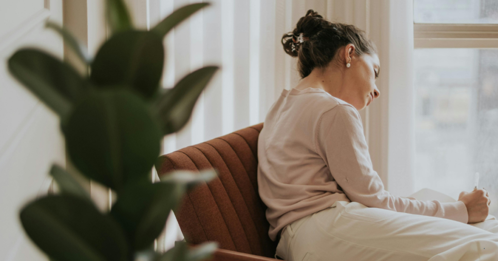 why weight gain happens in perimenopause